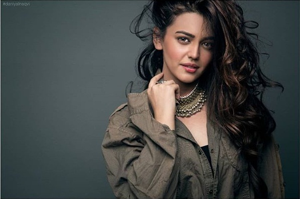 Zara-Noor-Abbas-Model-Actress-Fashion-